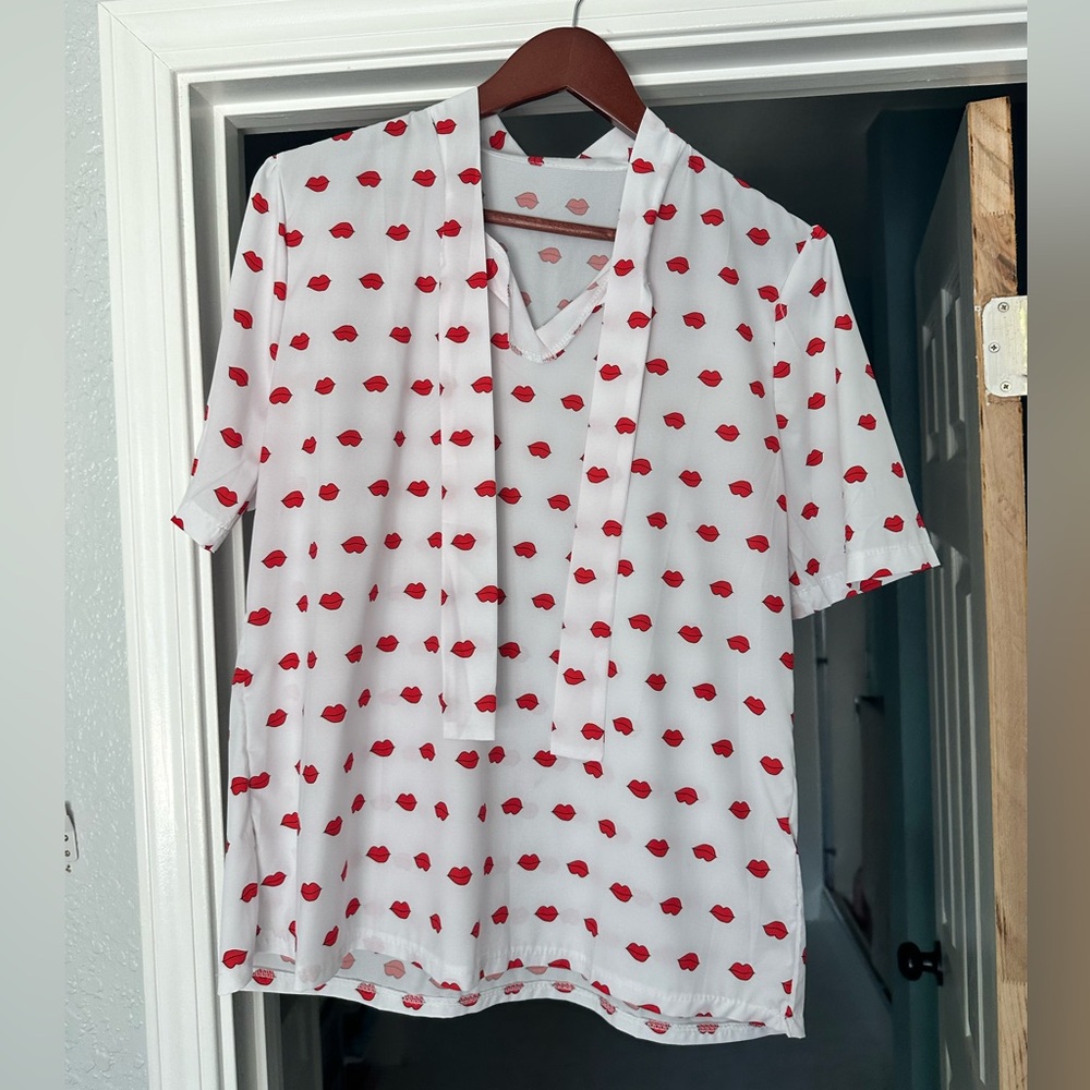 Lip print short sleeve top with tie at neck